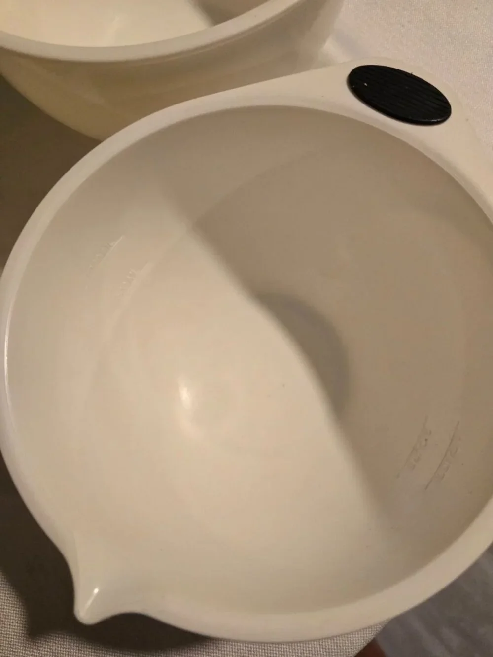 Set Of 3 White Plastic Mixing Bowls With Pour Spouts Black Non-Slip Grips 1L & 5